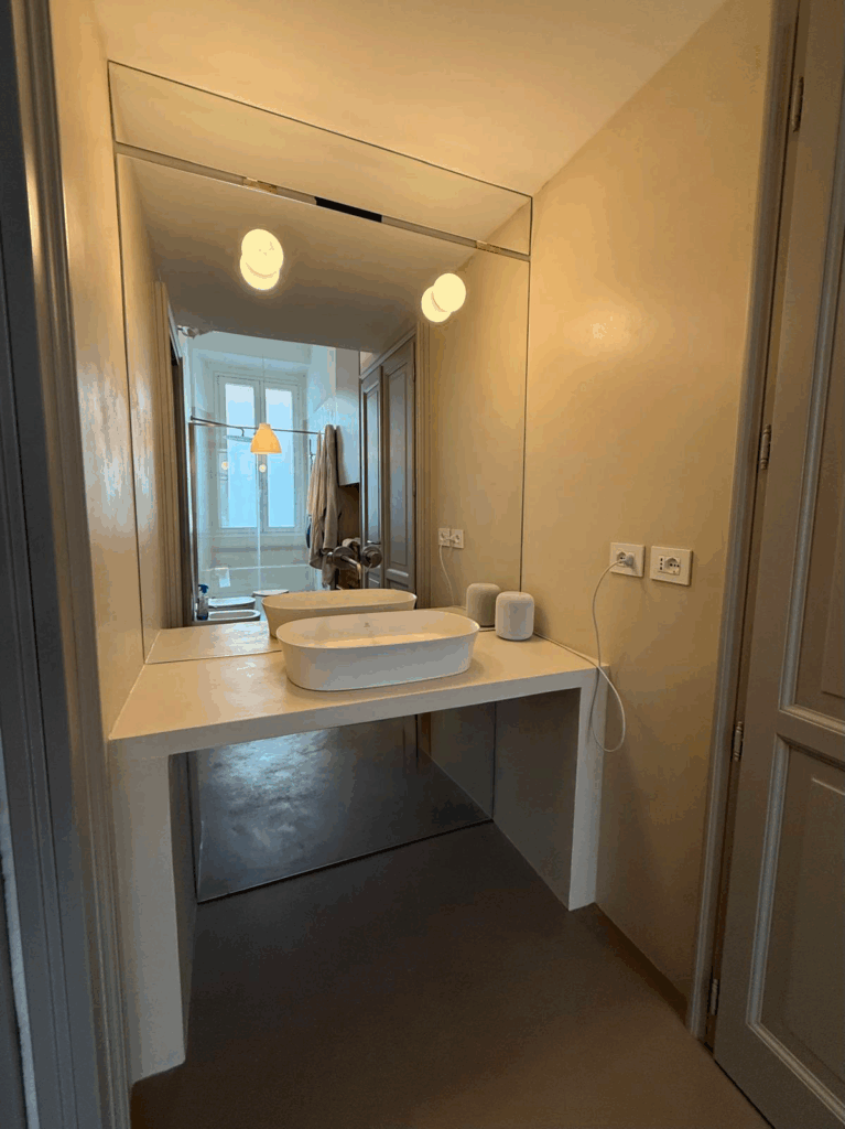 Specchio bagno in nicchia con fori per lampade