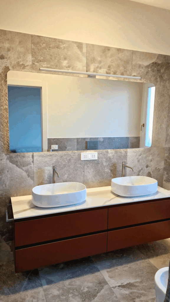 Lavorazioni vetri su misura - Specchio bagno con telaio