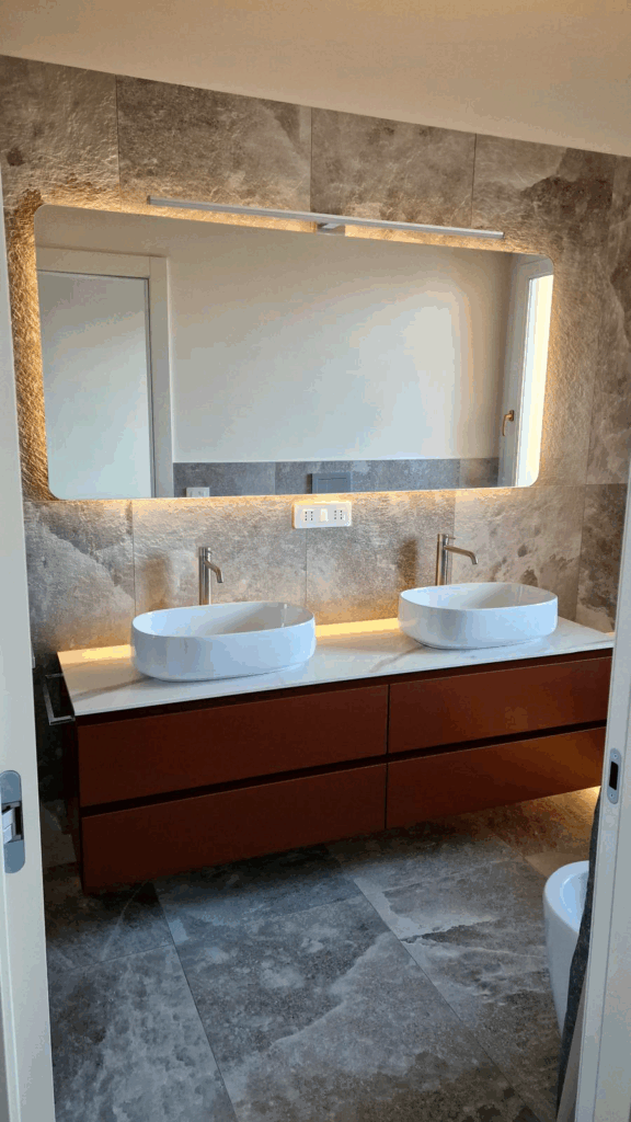 Specchio bagno retro illuminato completo di telaio in alluminio