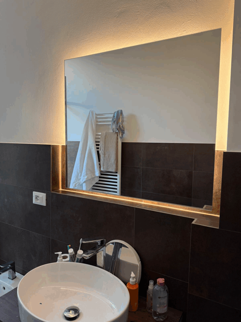 Specchio bagno retroilluminato con telaio in alluminio