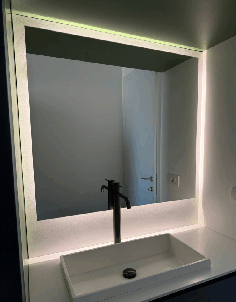 Vetri per interni su misura - Specchio bagno retro illuminato con telaio in alluminio (LUCE LED FREDDA)