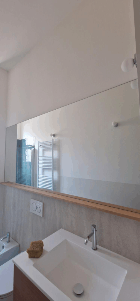 Specchio bagno su parete