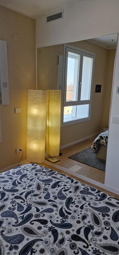 Specchio con fissaggio a borchie camera da letto