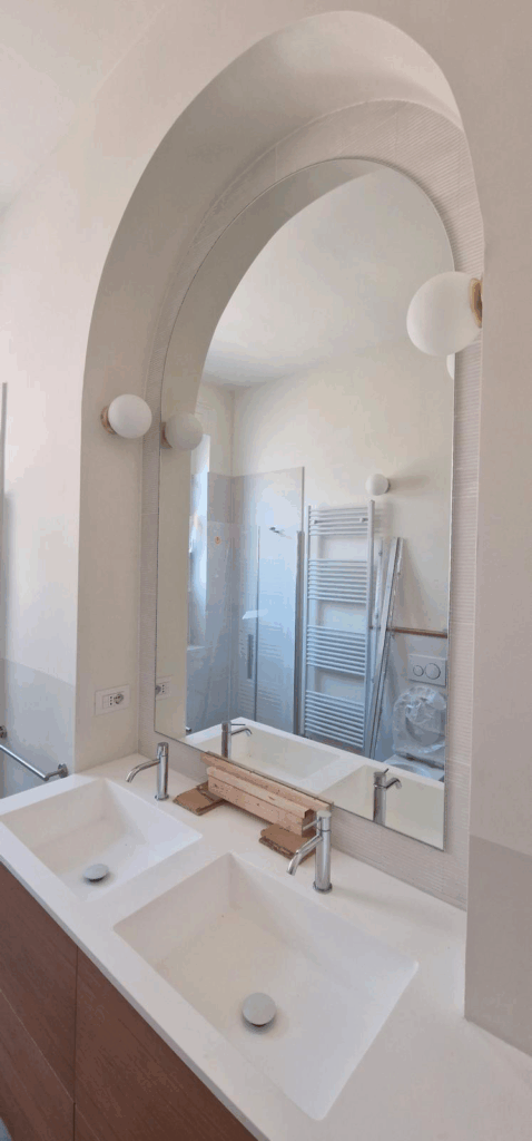 Specchio sagomato bagno