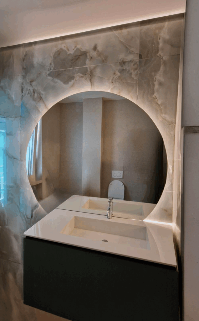 Specchio sagomato retroilluminato