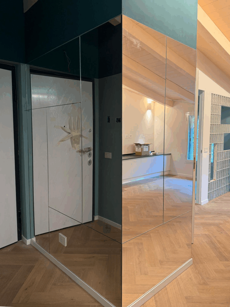 Lavorazioni vetri su misura - Specchio ingresso abitazione privata composizione a specchi